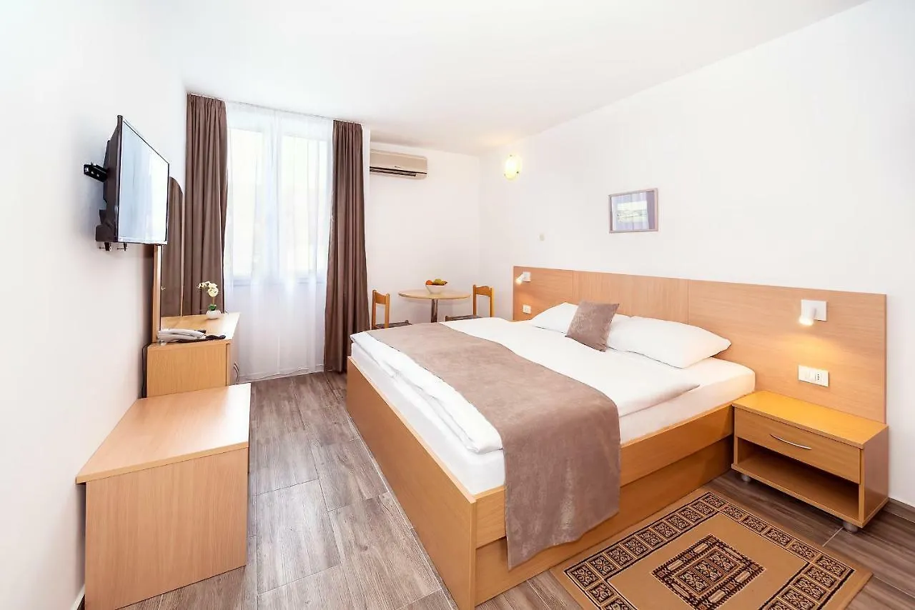 פונאנט Hotel Omorika